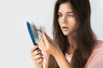 Rụng tóc do mất cân bằng nội tiết tố phải làm sao?